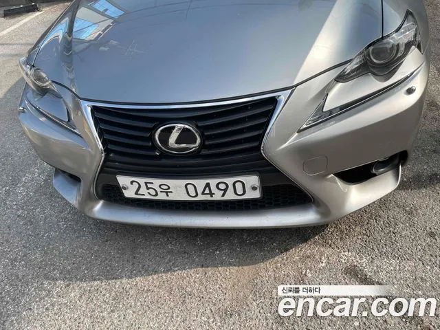 Lexus IS 2016 thumb 11