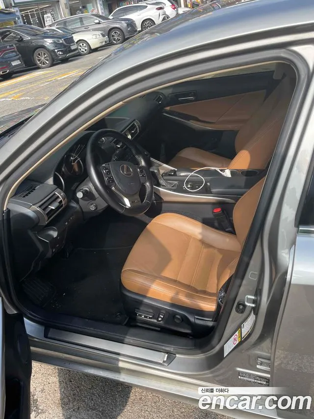 Lexus IS 2016 thumb 12