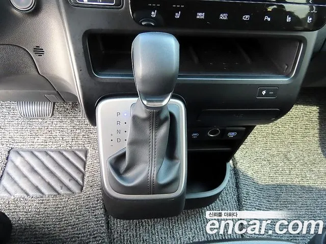 Hyundai Staria 2025 thumb 10
