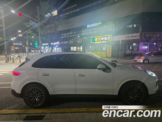 Porsche Cayenne 2021 thumb 2