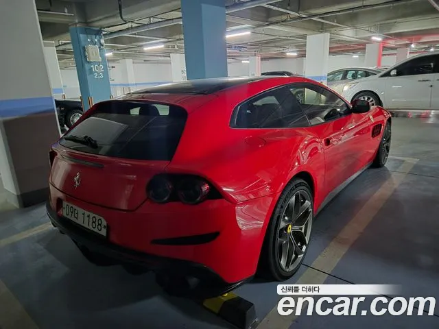 Ferrari GTC4 Lusso 2017 thumb 3