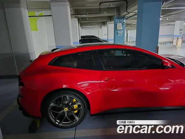 Ferrari GTC4 Lusso 2017 thumb 4