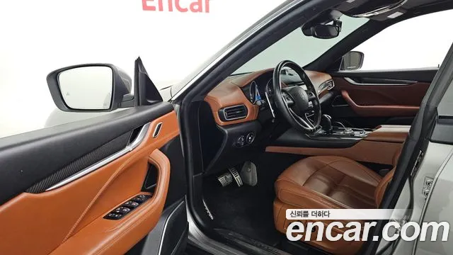 Maserati Levante 2017 thumb 10