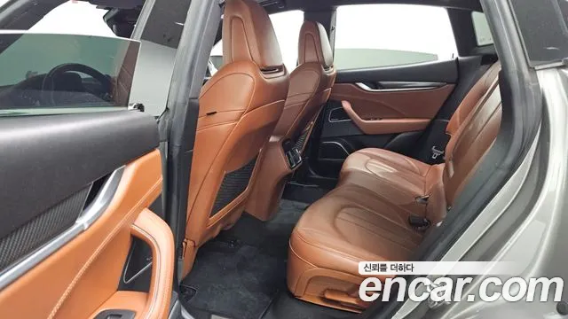 Maserati Levante 2017 thumb 12