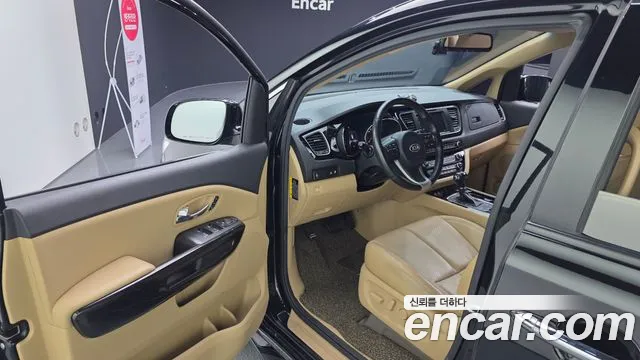 Kia Carnival 2016 thumb 10