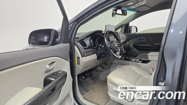 Kia Carnival 2015 thumb 9