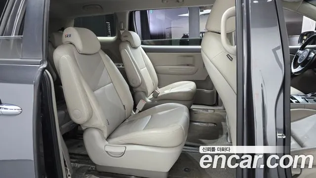 Kia Carnival 2015 thumb 10