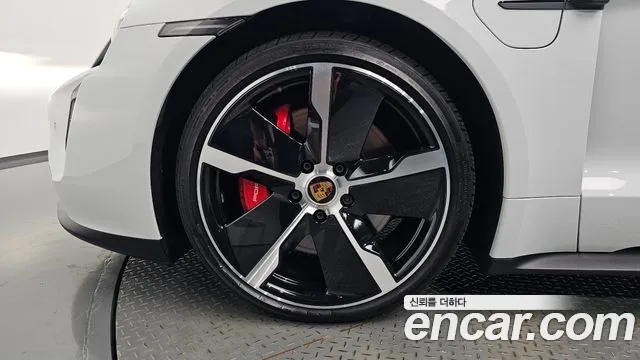 Porsche Taycan 2023 thumb 4