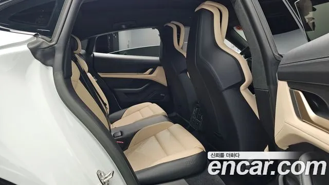 Porsche Taycan 2023 thumb 10