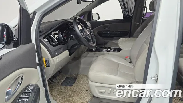 Kia Carnival 2014 thumb 10