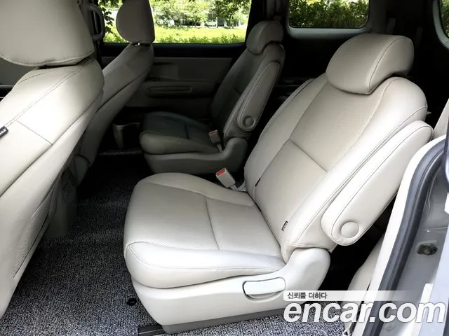 Kia Carnival 2014 thumb 10