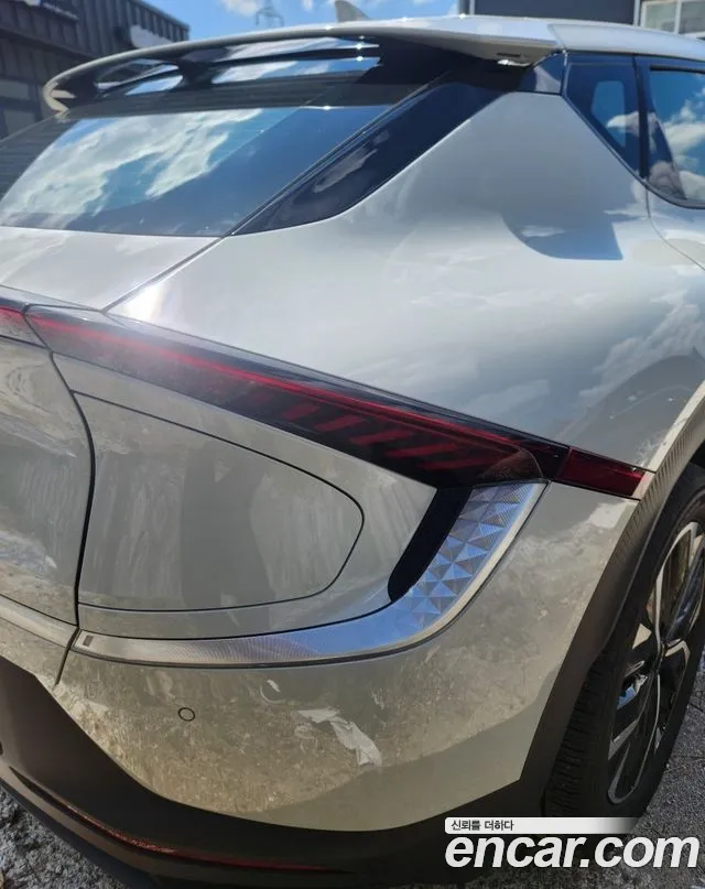 Kia EV6 2023 thumb 2