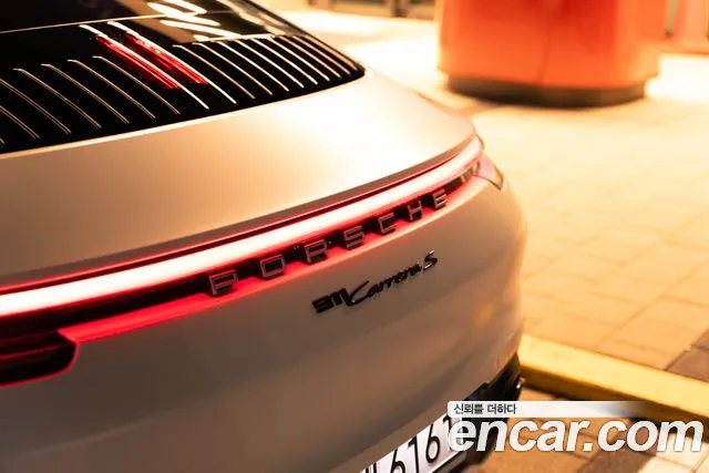 Porsche 911 2020 thumb 2