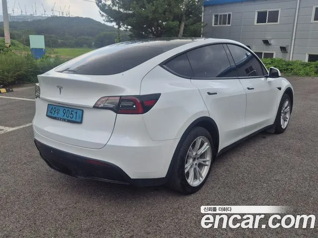 Tesla Model Y 2024 thumb 2