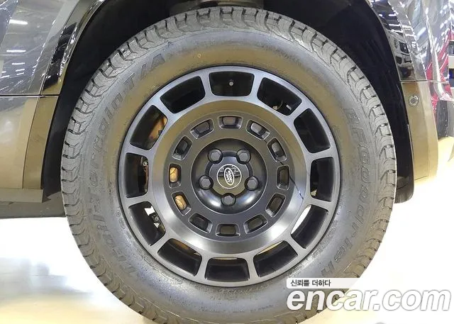 Land Rover Defender 2025 thumb 9