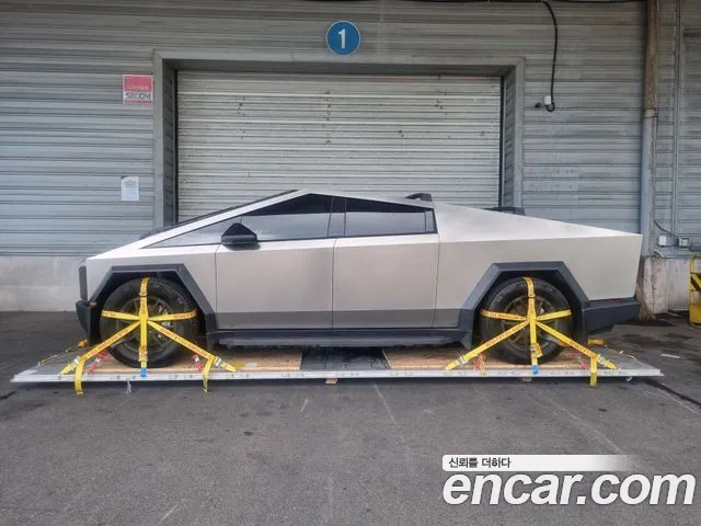 Tesla Cybertruck 2024 thumb 2