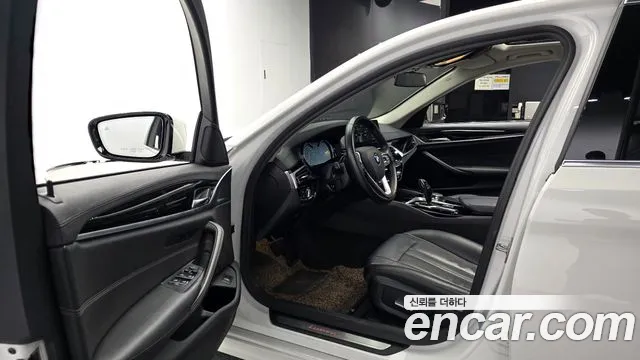 BMW 5 серии 2018 thumb 10