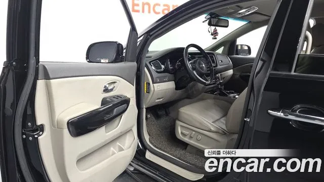 Kia Carnival 2016 thumb 10