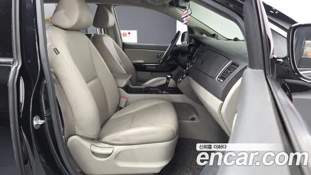 Kia Carnival 2016 thumb 11