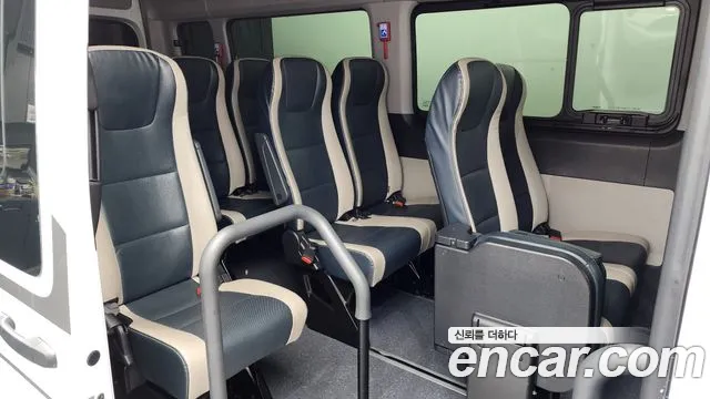 Hyundai Staria 2023 thumb 11