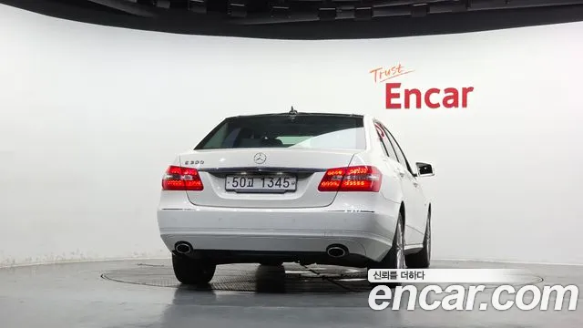 Mercedes-Benz E-Класс 2012 thumb 4