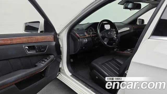 Mercedes-Benz E-Класс 2012 thumb 10