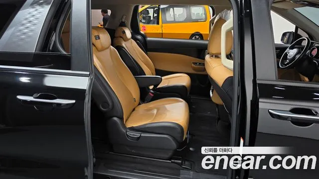 Kia Carnival 2021 thumb 11