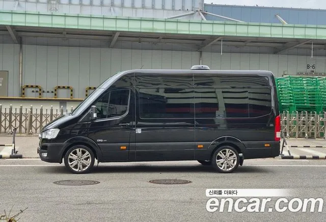 Hyundai Staria 2024 thumb 2