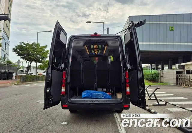 Hyundai Staria 2024 thumb 4