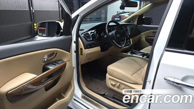 Kia Carnival 2015 thumb 10