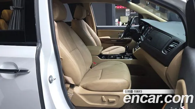 Kia Carnival 2015 thumb 11