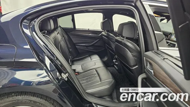 BMW 5 серии 2018 thumb 11