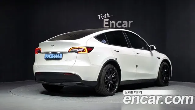 Tesla Model Y 2021 thumb 2