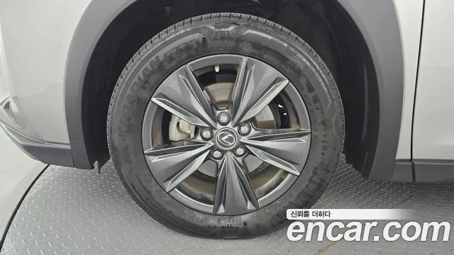 Lexus UX 2019 thumb 5