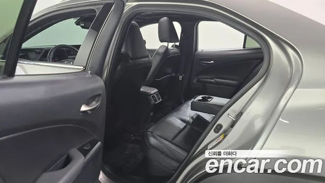 Lexus UX 2019 thumb 12