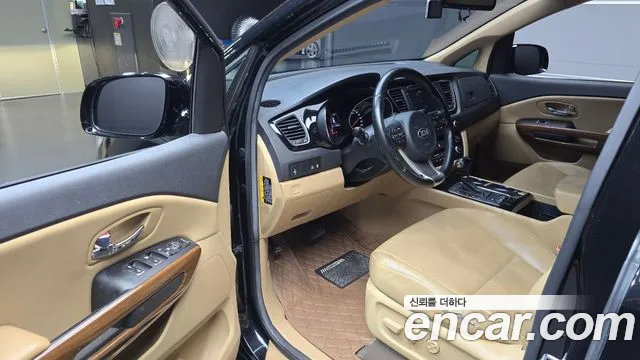 Kia Carnival 2015 thumb 10