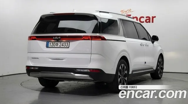 Kia Carnival 2023 thumb 2