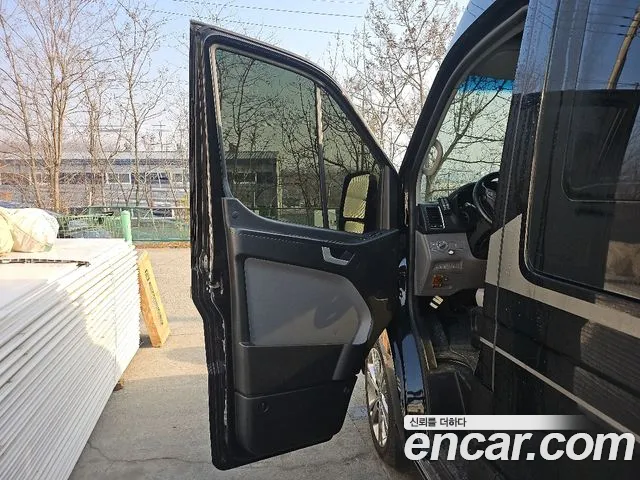 Hyundai Staria 2021 thumb 5