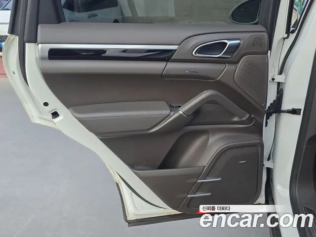 Porsche Cayenne 2017 thumb 10