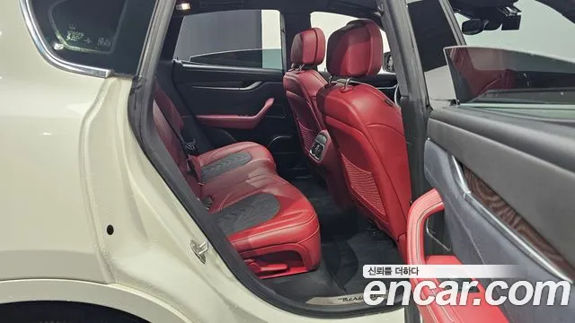 Maserati Levante 2017 thumb 11