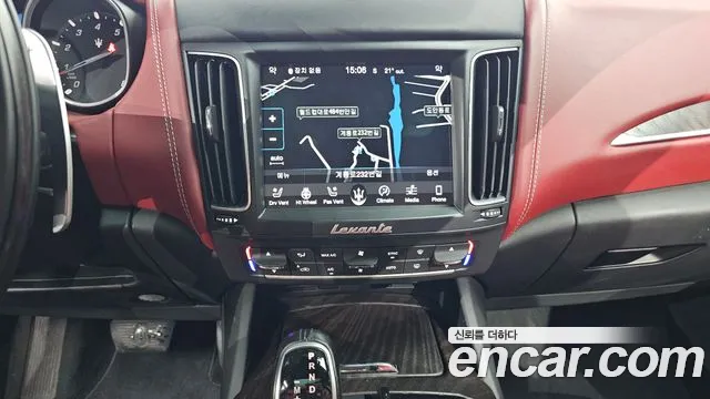 Maserati Levante 2017 thumb 12