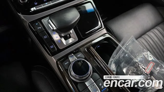 Genesis G90 2016 thumb 9