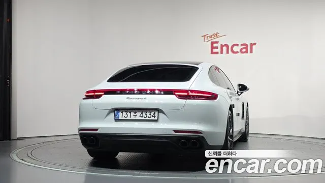 Porsche Panamera 2018 thumb 4