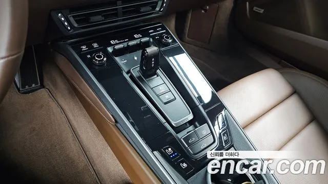 Porsche 911 2020 thumb 9