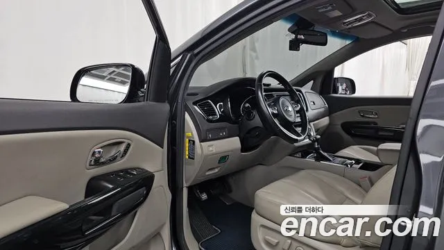 Kia Carnival 2016 thumb 10
