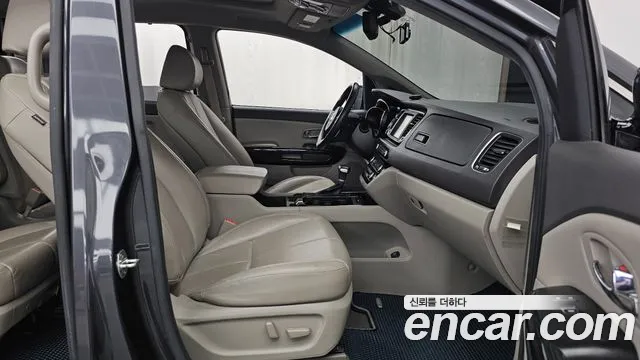 Kia Carnival 2016 thumb 11