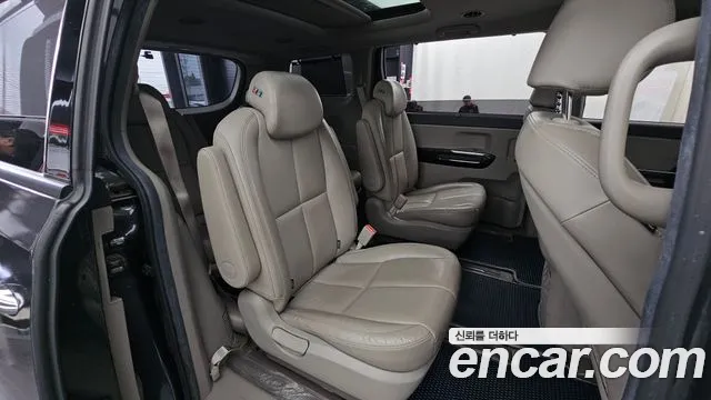 Kia Carnival 2016 thumb 12