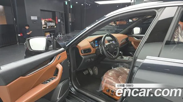 Maserati Levante 2018 thumb 10