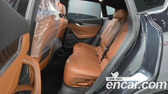 Maserati Levante 2018 thumb 12