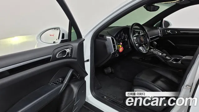 Porsche Cayenne 2017 thumb 10